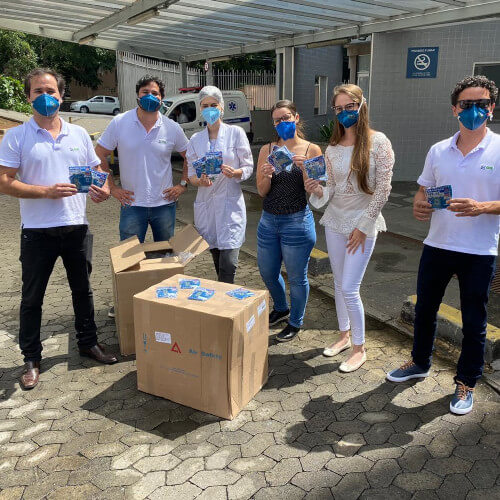 Nossa equipe doando as máscaras PFF-2